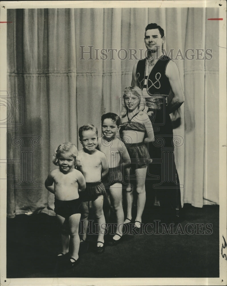 1955 Press Photo Topsy Turvy Mitchum Children - Historic Images