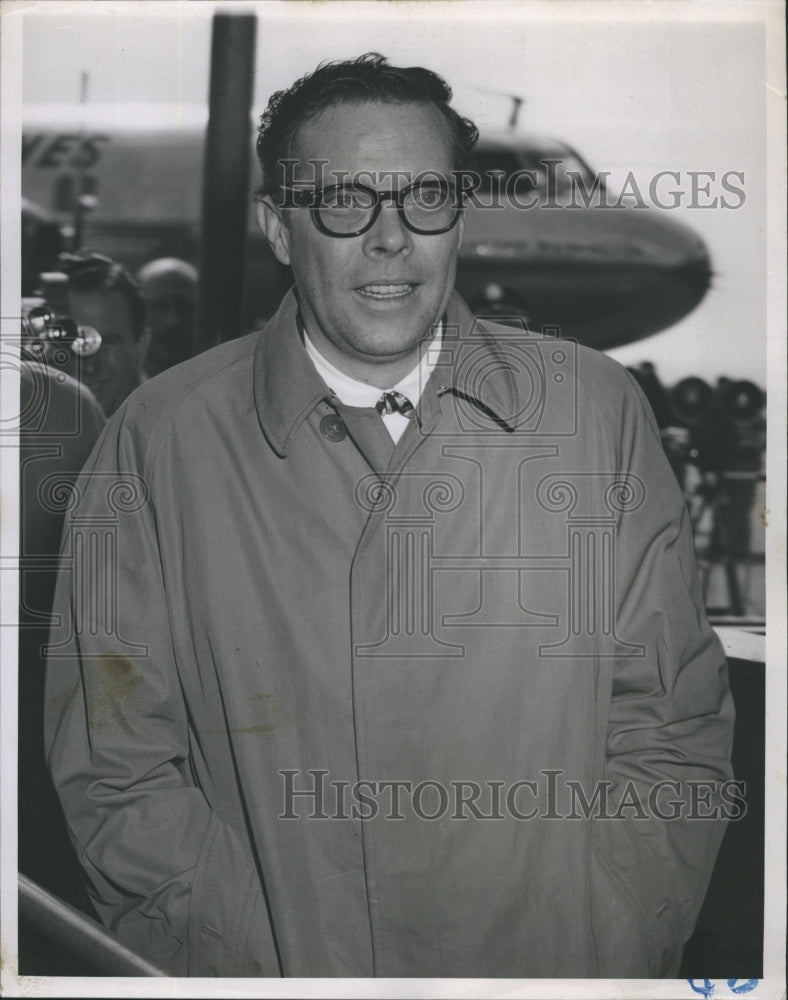 1954 Press Photo Singer Dick Haymes walking in Washington national airport - Historic Images