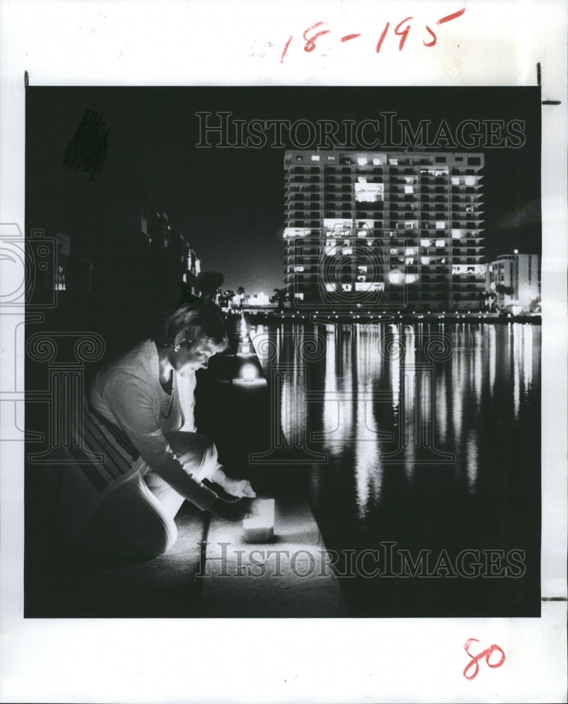 1981 Press Photo Joanna Harper member of the Yacht Club Lighting A Candle - Historic Images