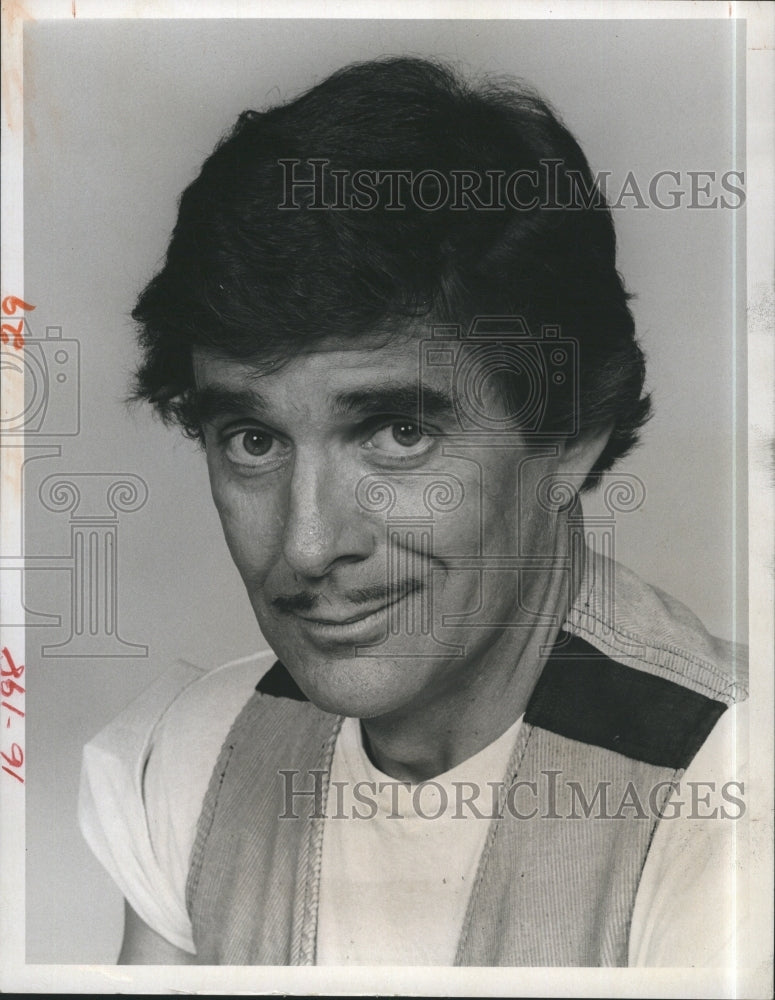 1975 Press Photo Pat Harrington in One Day At A Time - RSJ16865 - Historic Images