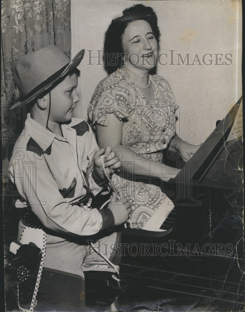 1952 Press Photo Mrs. J.R. Reichert Social Studies Teacher Plays A Cowboy Song - Historic Images