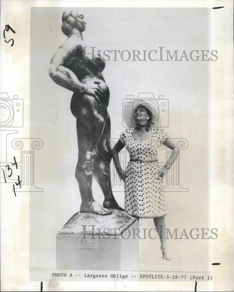 1978 Press Photo Stella Reichman Able To Spoof Fat Of Her Own With Statue - Historic Images