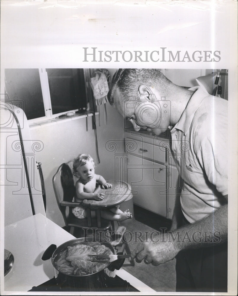 Press Photo Curtis West In Kitchen Cooking - Historic Images