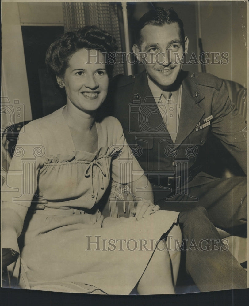 1945 Press Photo 1st SGT. William H. Groesbeck &amp; Wife - RSJ17241 - Historic Images