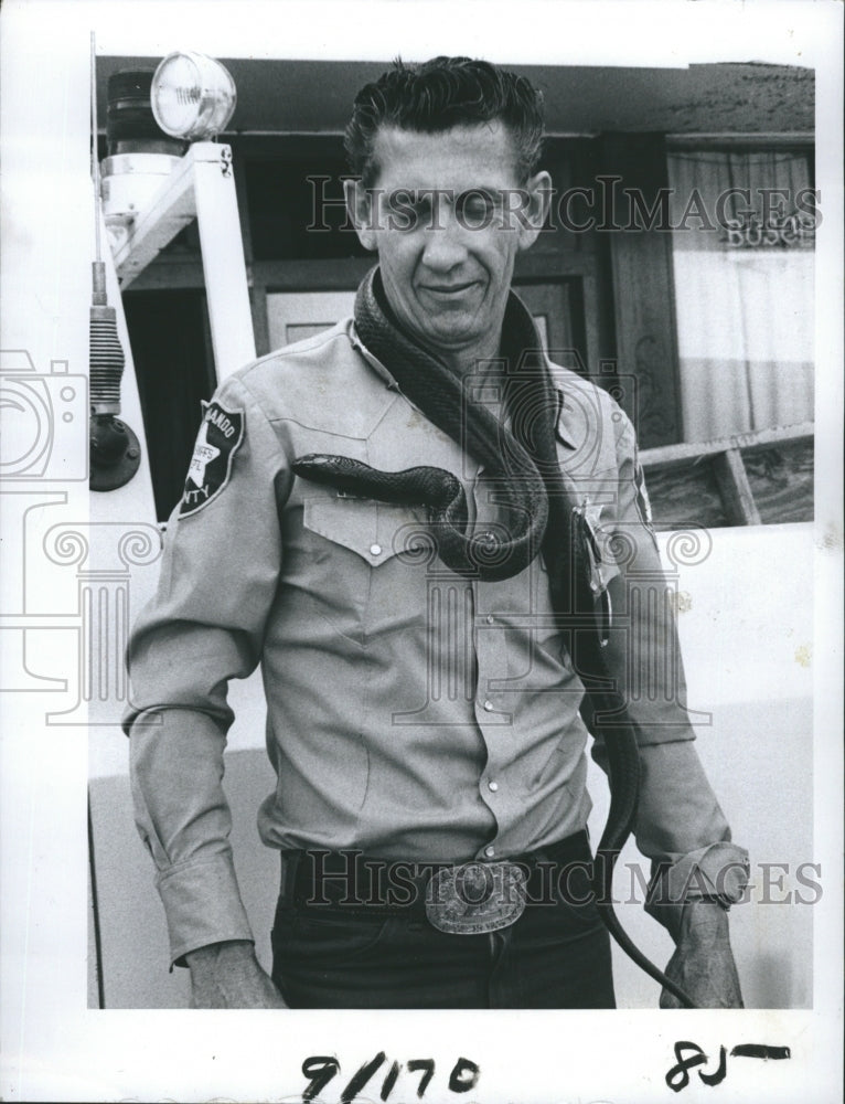 1979 Press Photo Hernando County livestock Officer Gene Gosnell with a snake - Historic Images