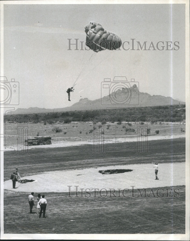 1968 Press Photo Dr Peter McGarry At US National Parchuting Championship - Historic Images