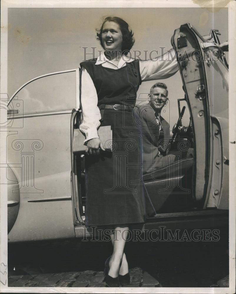 1951 Press Photo Nancy Sweetman poses with Bob Harris - Historic Images