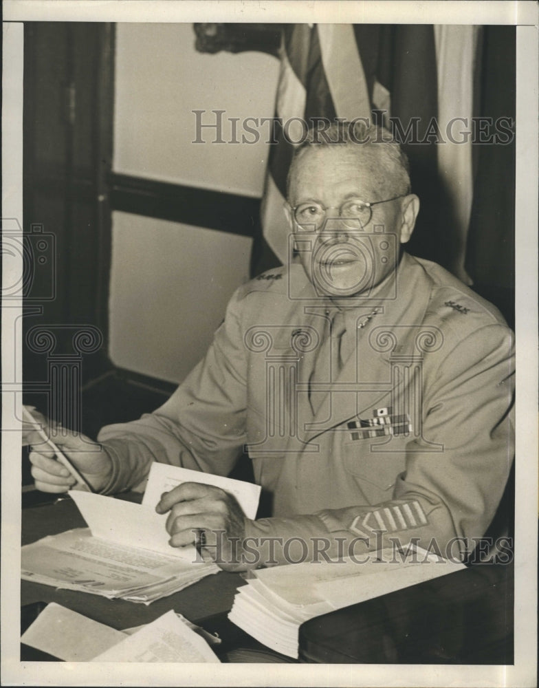 1946 Press Photo Lt Gen O W Griswold at his desk - RSJ17377 - Historic Images