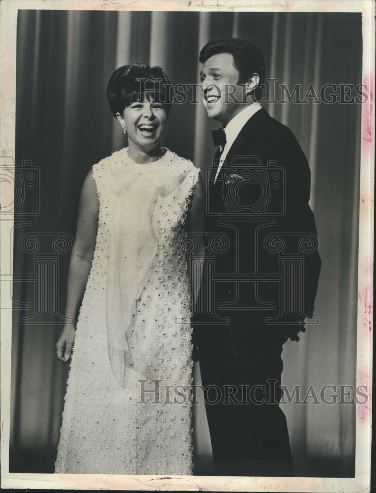 1970 Press Photo Steve Lawrence and his wife Eydie Gorme - RSJ17381 - Historic Images