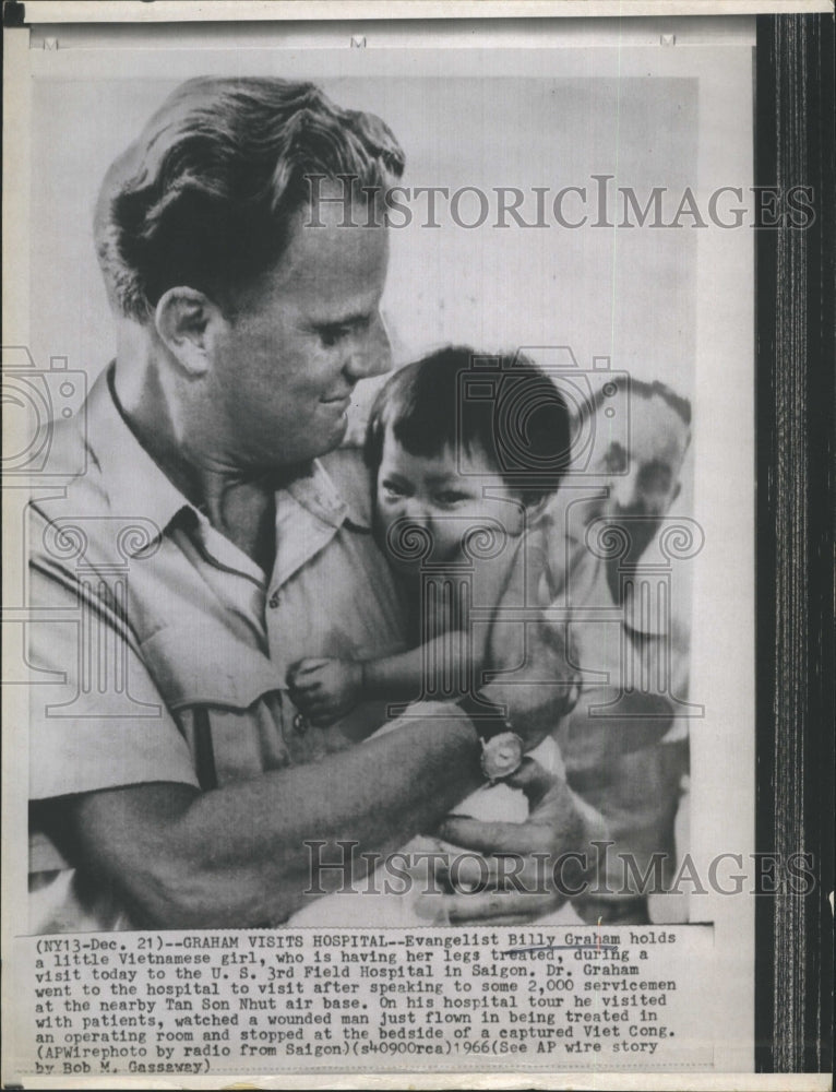 1966 Press Photo Reverend Billy Graham Evangelist Holding Vietnamese Child - Historic Images