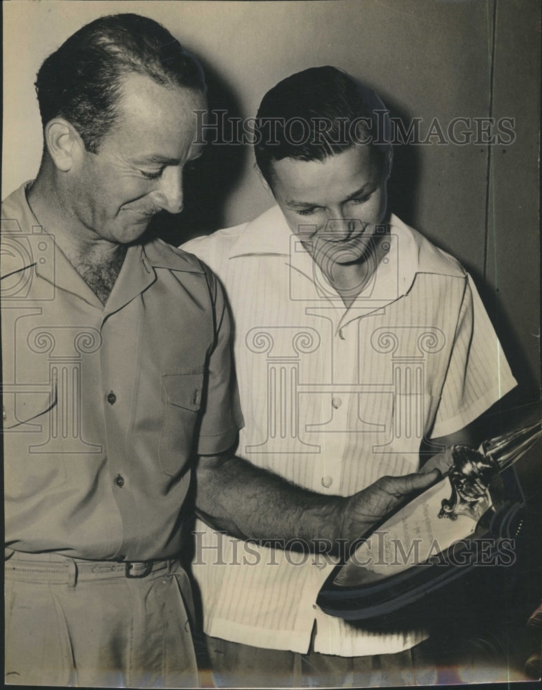 1941 Press Photo Yacht Instructor Bus Mabry Receives Plaque From Don Rowe - Historic Images