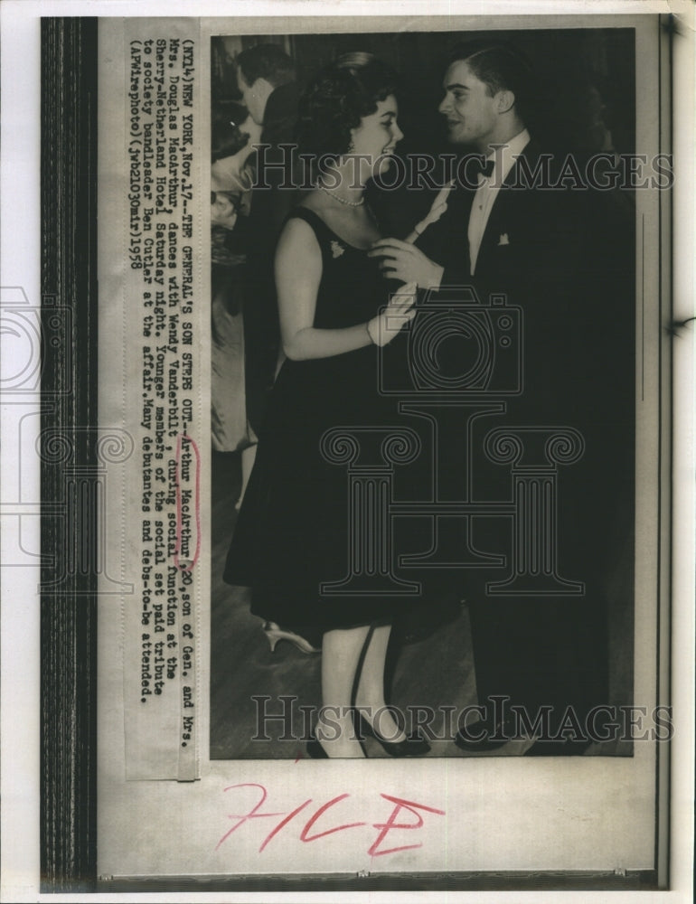 1958 Press Photo Arthur MacArthur Dances With Wendy Vanderbilt - Historic Images