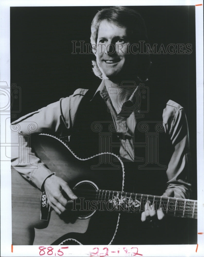 1985 Press Photo Popular Guitarist Roger McGuinn Performing At Las Fontanas - Historic Images