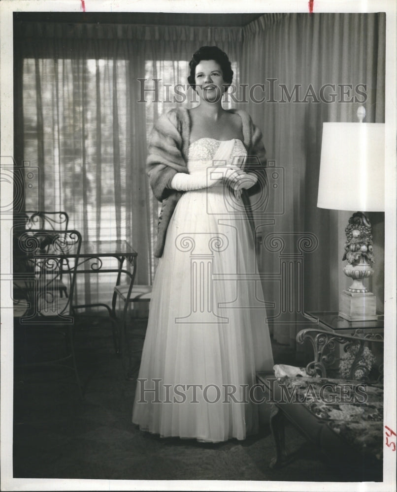 1959 Press Photo Mrs. J Tweed McMullen In Dazzling White Gown By Flowing Chiffon - Historic Images