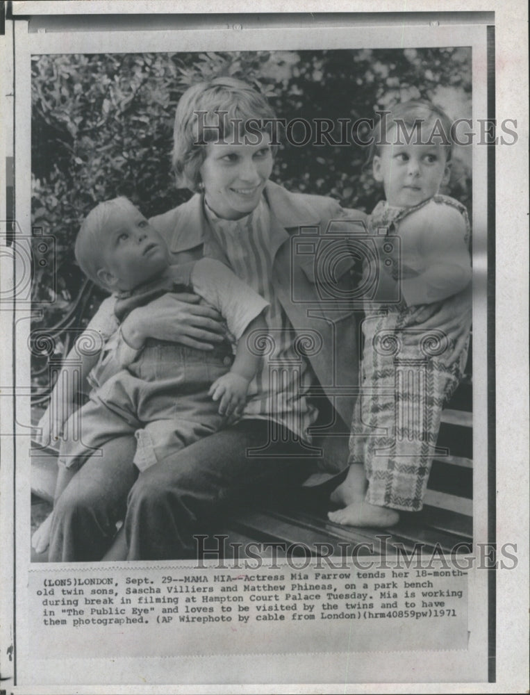 1971 Press Photo Mia Farrow Twin Sons Sascha Villiers Matthew Phineas - Historic Images