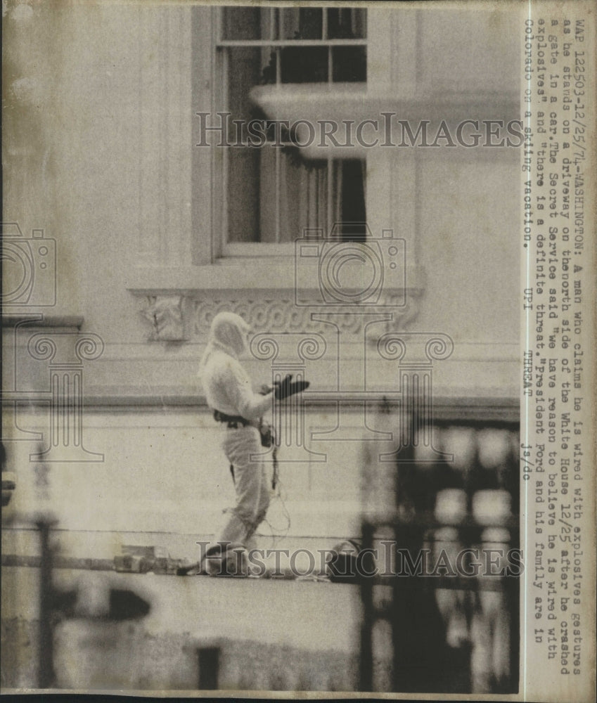 1974 Press Photo Man Claims He is Wired with Explosives Outside White House - Historic Images