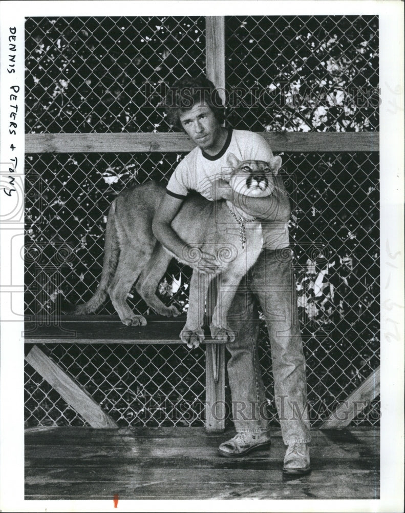 1986 Press Photo Lt Dennis Parker of Florida Game &amp; Fish with Cougar - Historic Images