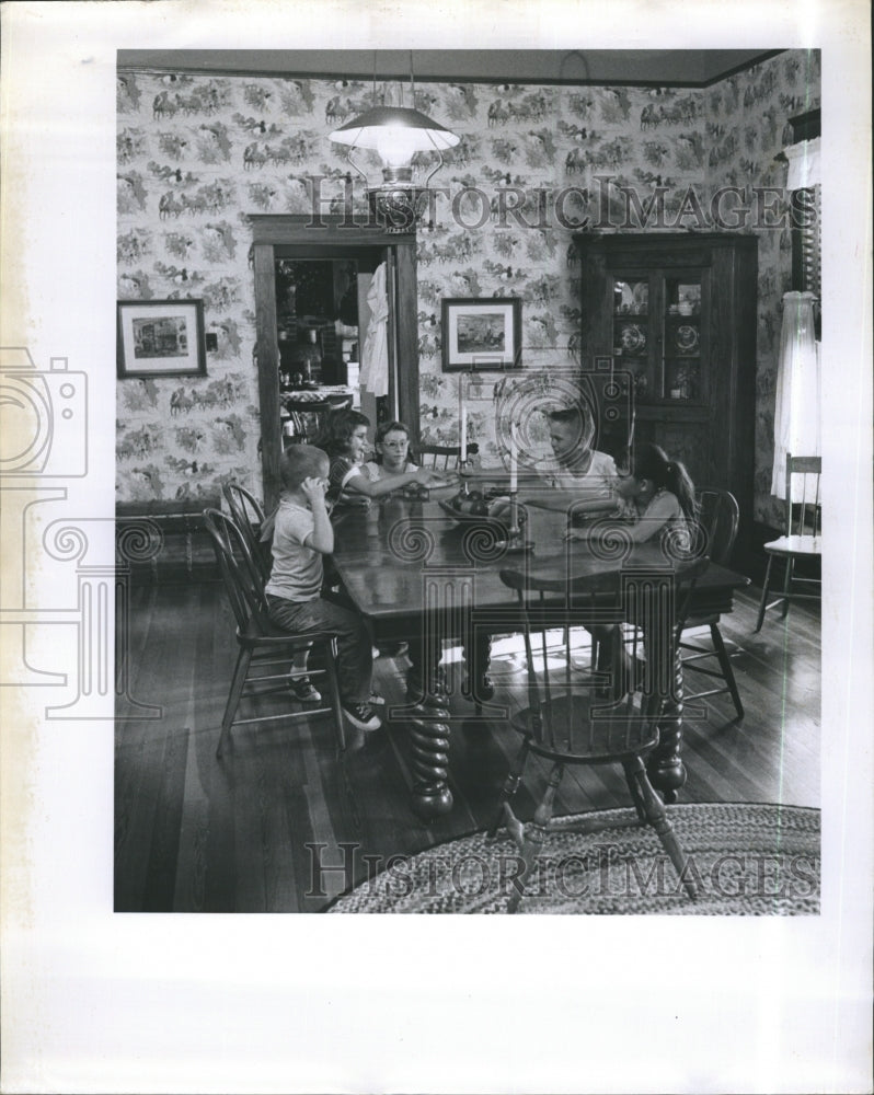 Press Photo Five Children Sitting Dining Table - Historic Images
