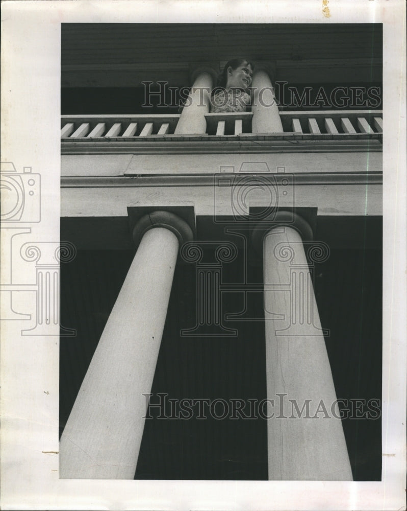 1962 Press Photo kid staring at veranda. - Historic Images