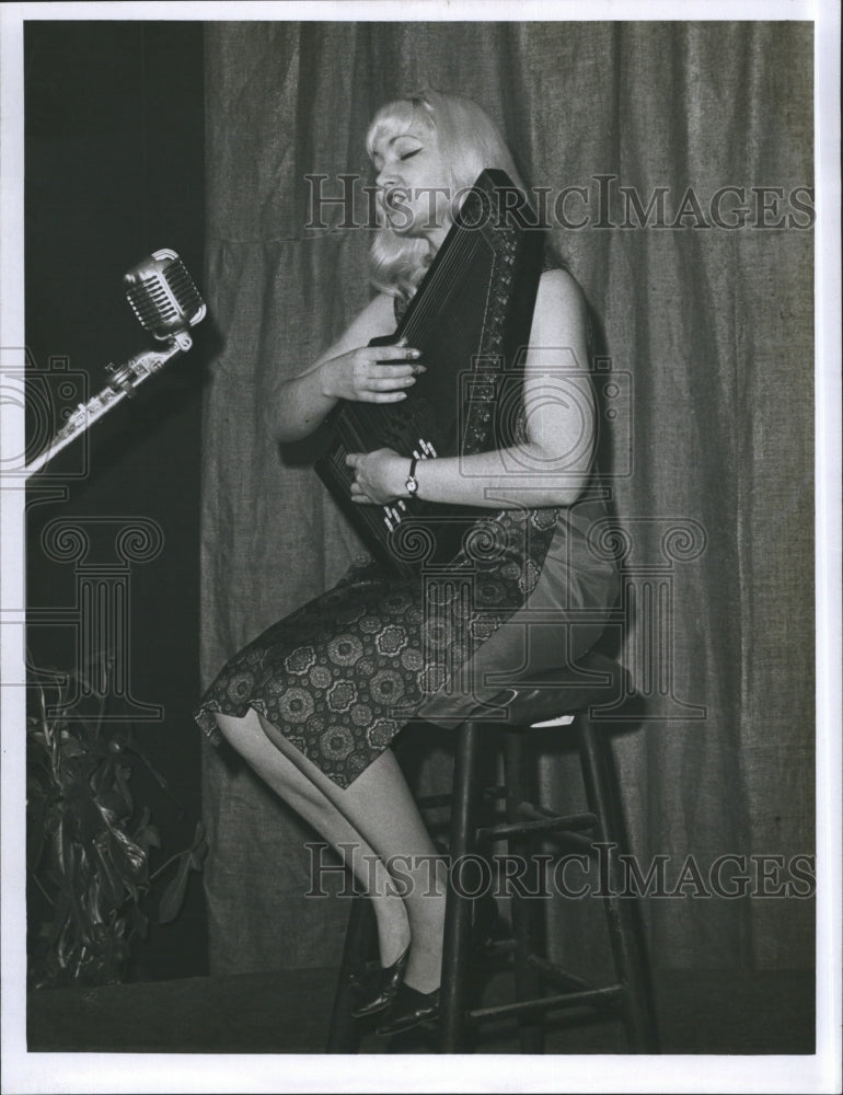 1983 Press Photo Peggy McIntire Folk Singer. - Historic Images