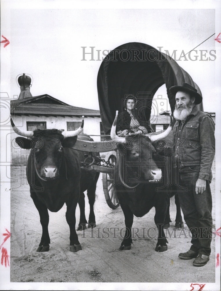 1961 Press Photo Mr. and Mrs. Jay Hill with their Oxwn covered Wagon. - Historic Images