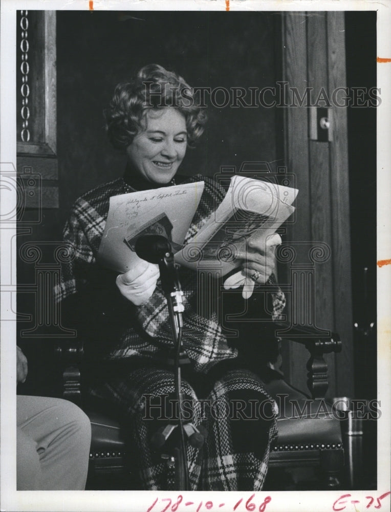 1971 Press Photo Singer Hildergarde at press conference at Hilton Hotel. - Historic Images