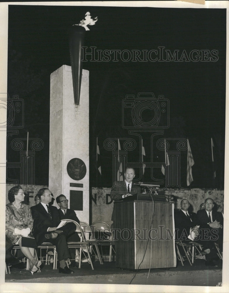 1964 Press Photo Miami Mayor Robert King High Speaks in Front of JFK Memorial - Historic Images