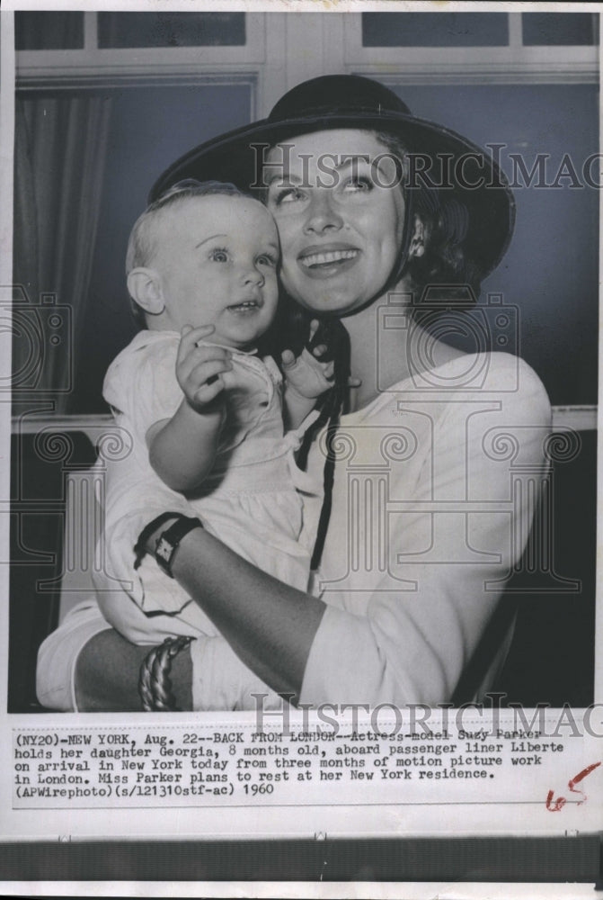 1960 Press Photo Actress Suzy Parker with Daughter Georgia Returning from London - Historic Images