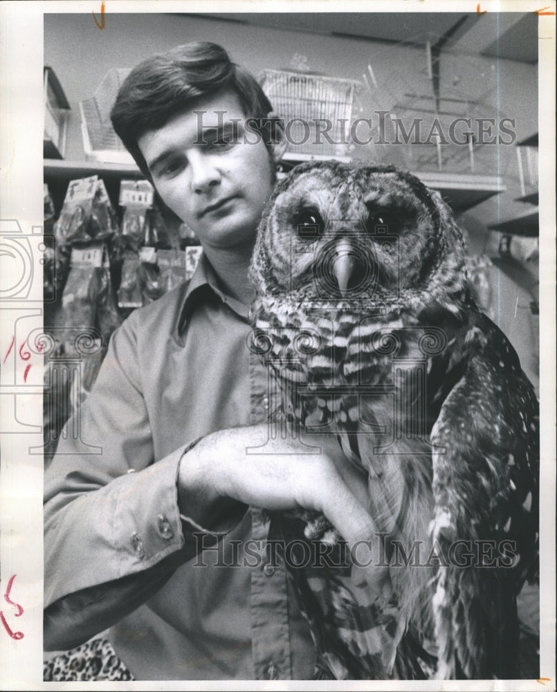 1971 Press Photo Steve Peacock With Barred Owl - Historic Images