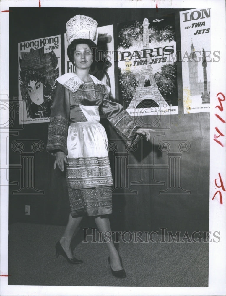 1968 Press Photo Mrs Hardy Paylor from France Modeling - Historic Images