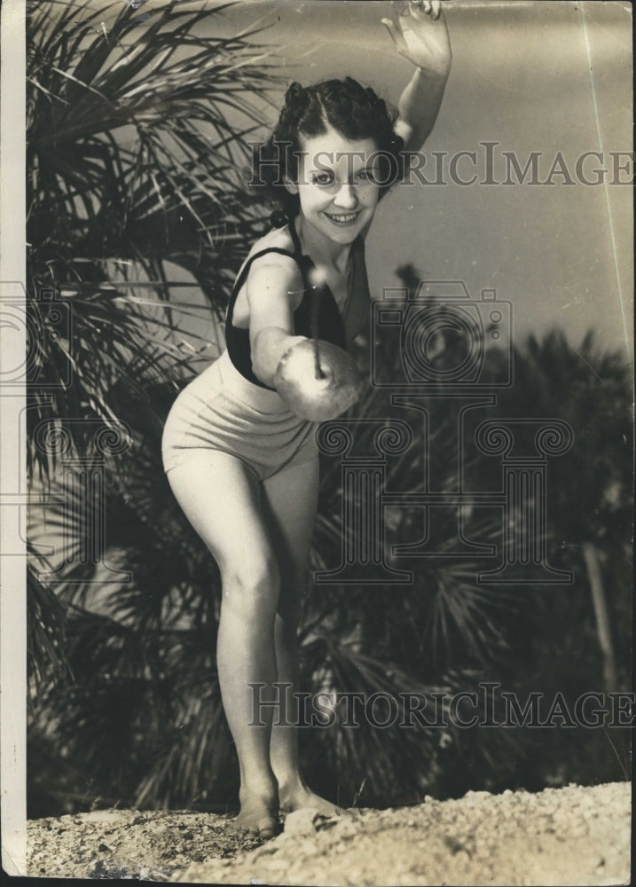 Press Photo Naomia Stapleton Fencing Beach - Historic Images