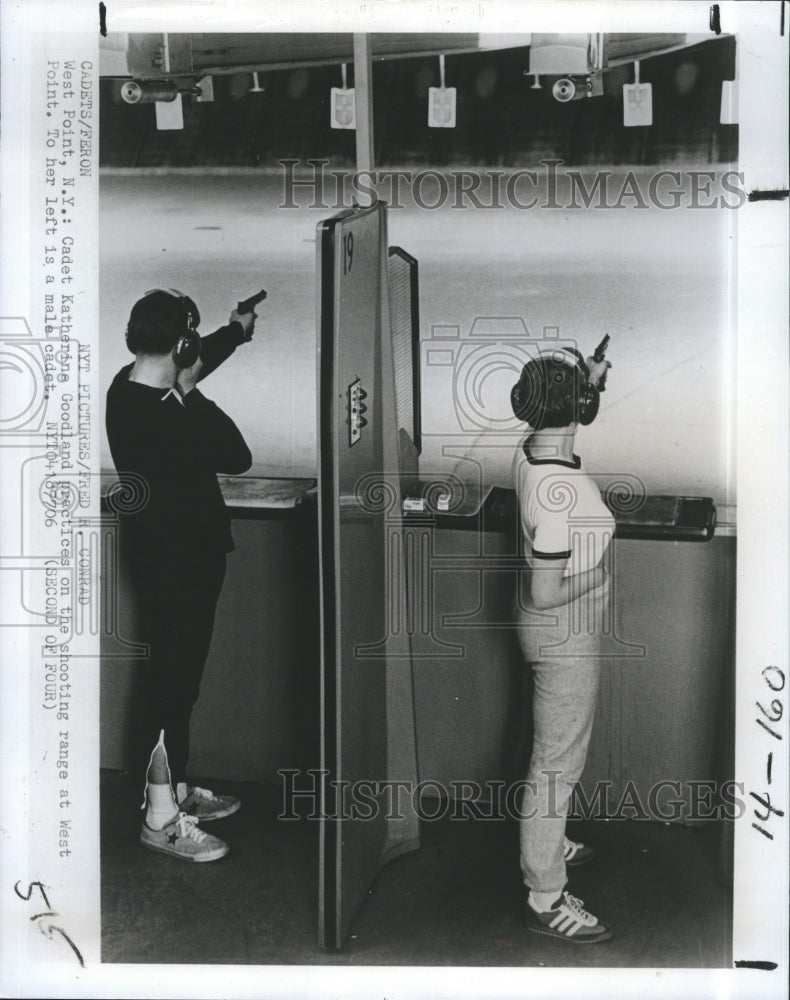 1977 Press Photo Cadet Katherine Goodland takes aim on pistol range - Historic Images