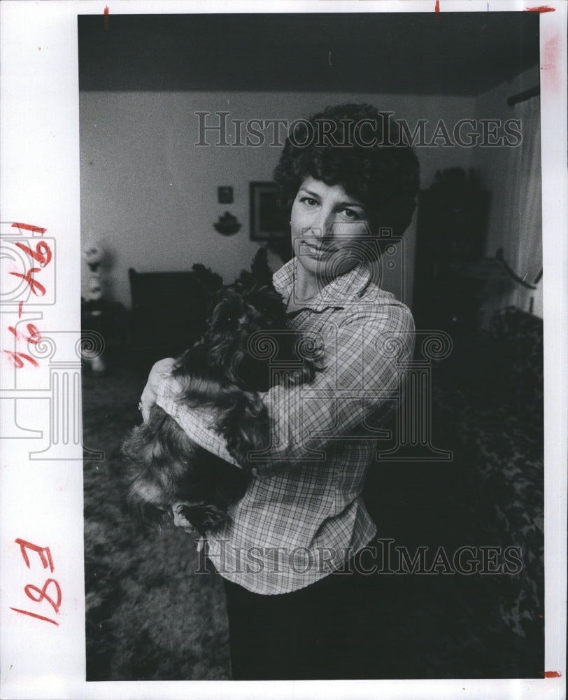 1982 Press Photo Vivian Wren and dog protect home from burglary - Historic Images