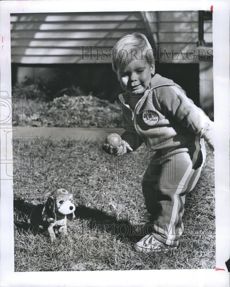 1982 Press Photo Jimmy Grocholski plays with his toy puppy - Historic Images