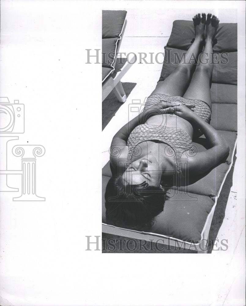 1963 Press Photo Ruth Werner Goes Sun Bathing - Historic Images