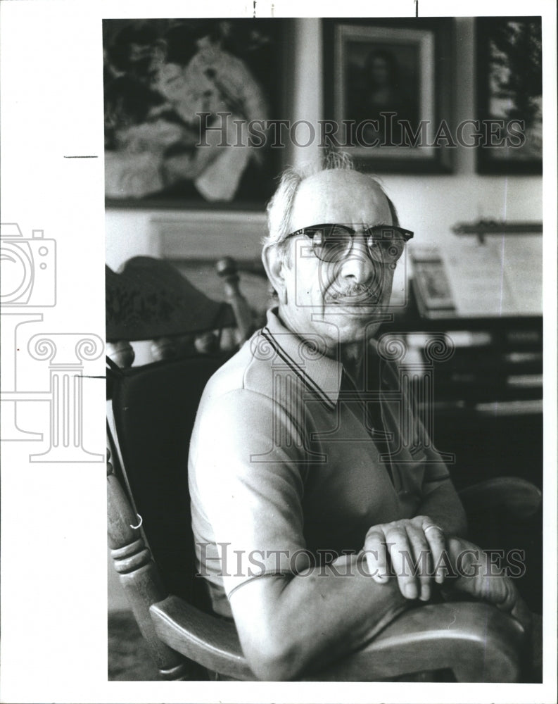 1987 Press Photo Fred Migone Artist In His Living Room - Historic Images