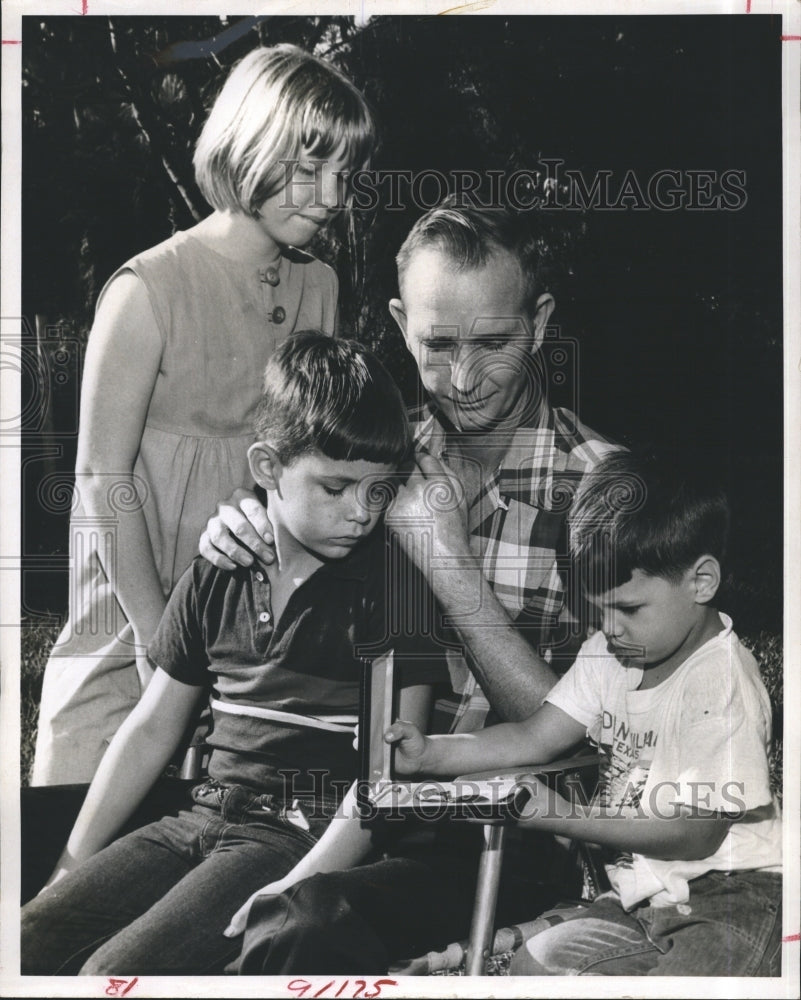 1967 Press Photo Sgt. Doyle Haywood Showing Purple Heart To Family - Historic Images