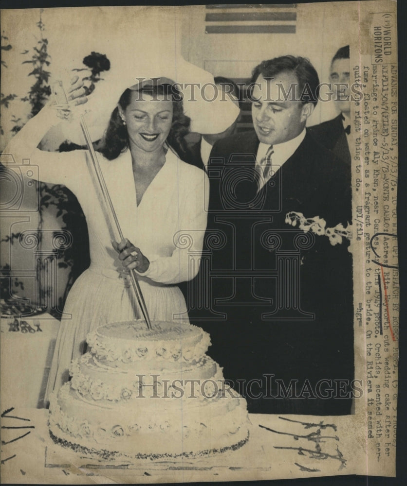 1973 Press Photo Actress Rita Hayworth Cutting Wedding Cake - Historic Images