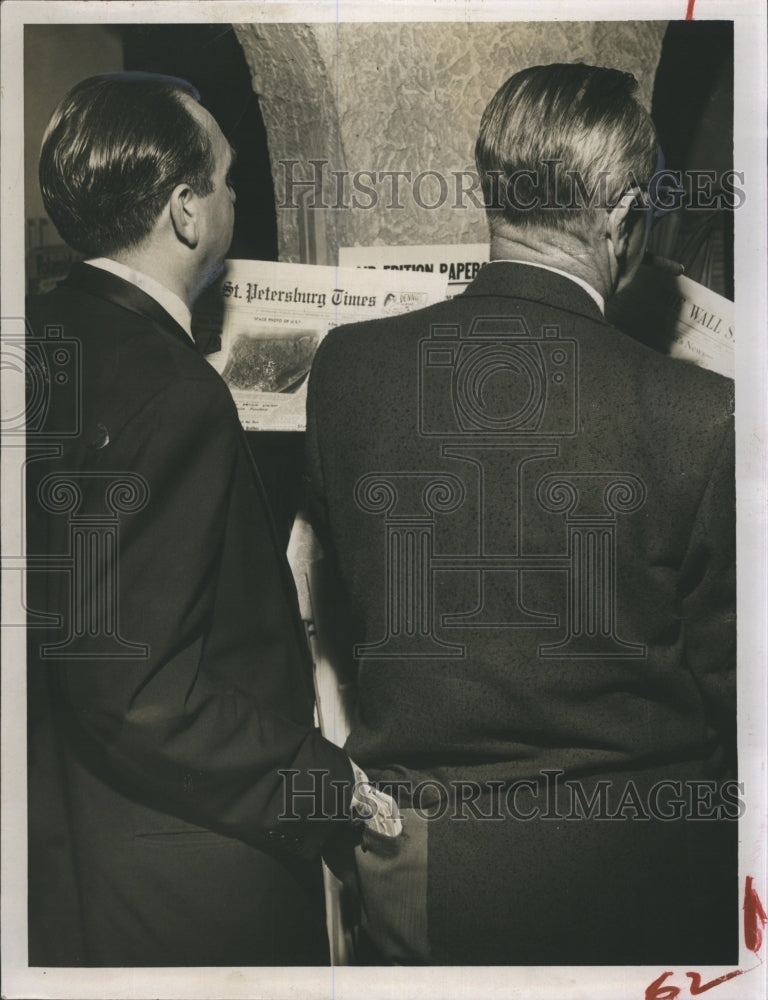 1997 Press Photo Man Shows How To Pick Someone&#39;s Pocket - Historic Images