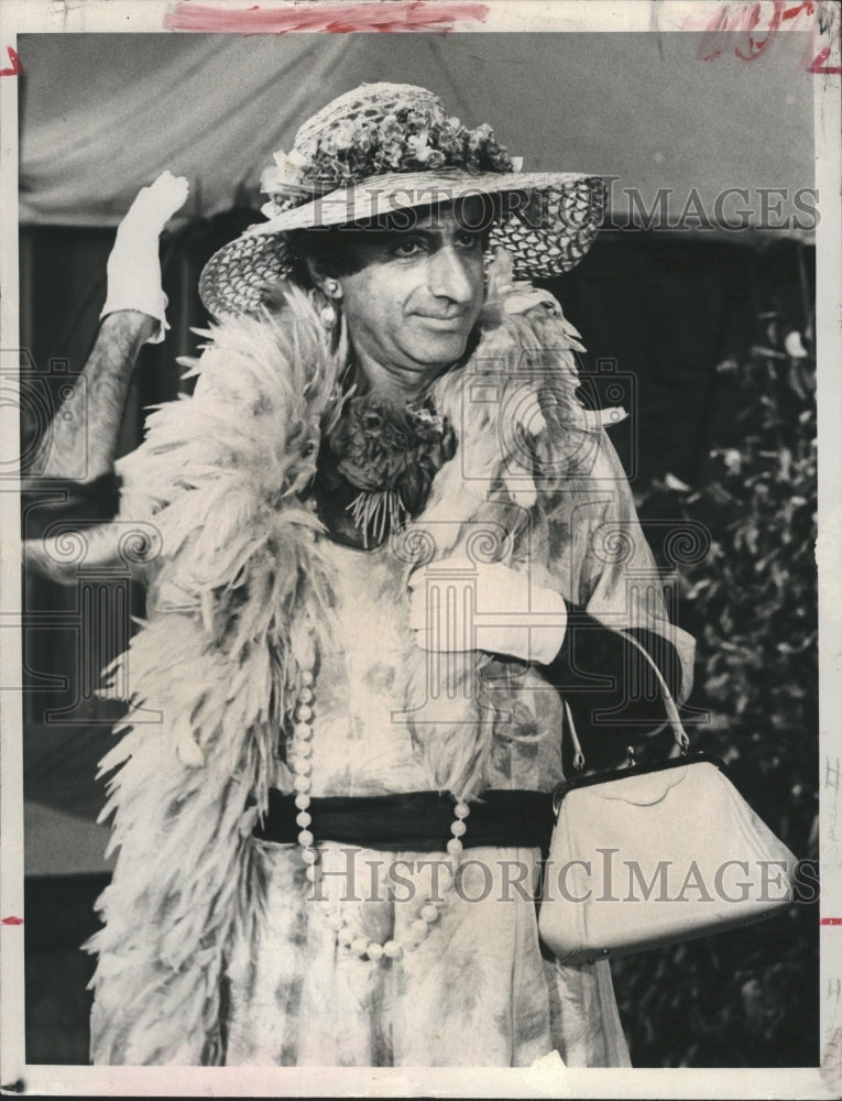 1993 Press Photo Jamie Farr in women&#39;s clothing - Historic Images