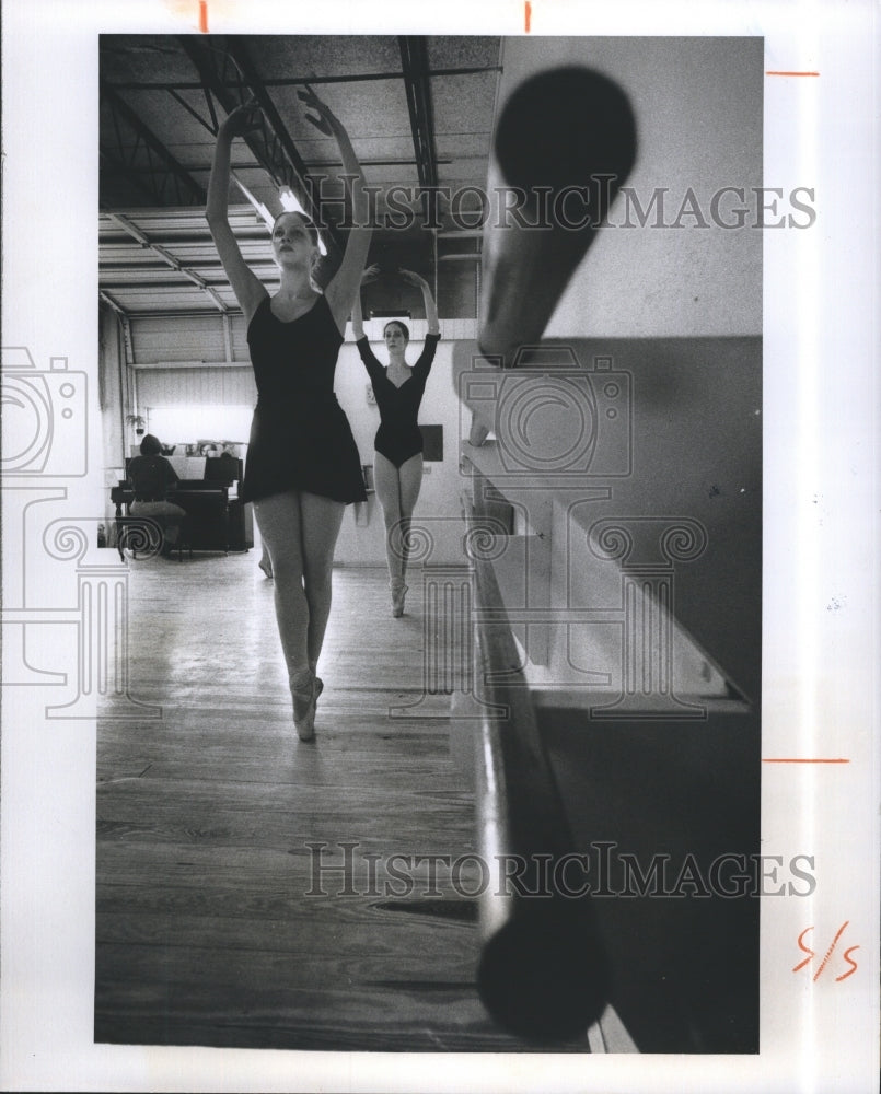 1975 Press Photo Marcia &amp; Maureen Practice At The Exercise Bar - Historic Images