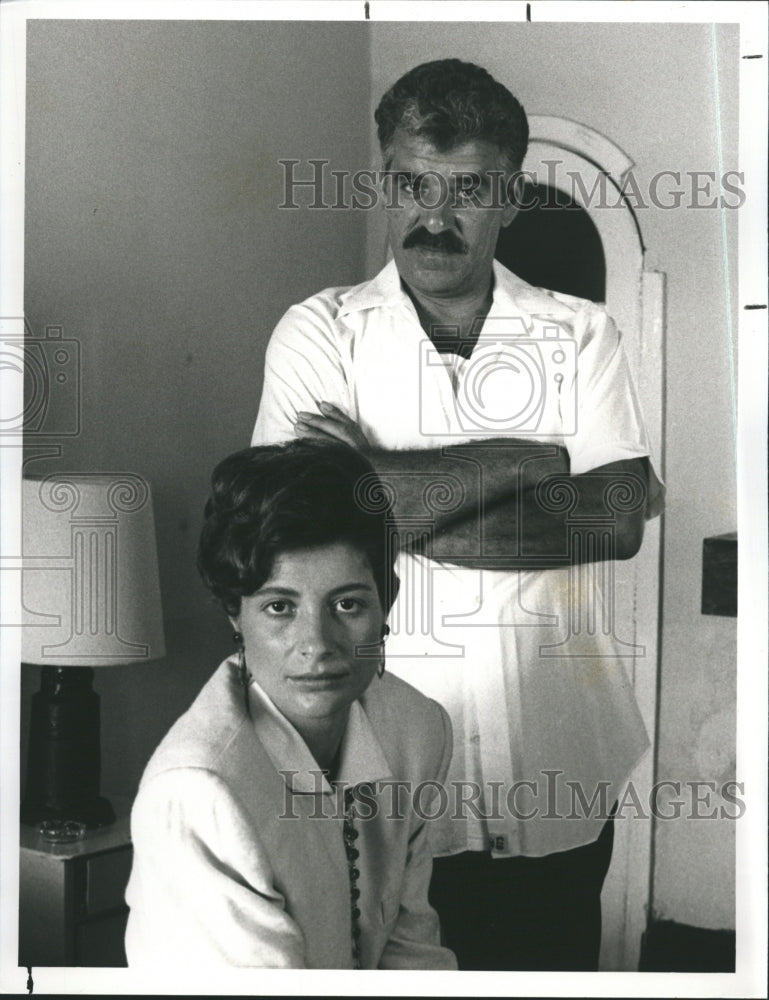 1988 Press Photo Dennis Farina & Assumpta Serna Star In Persuit - Historic Images