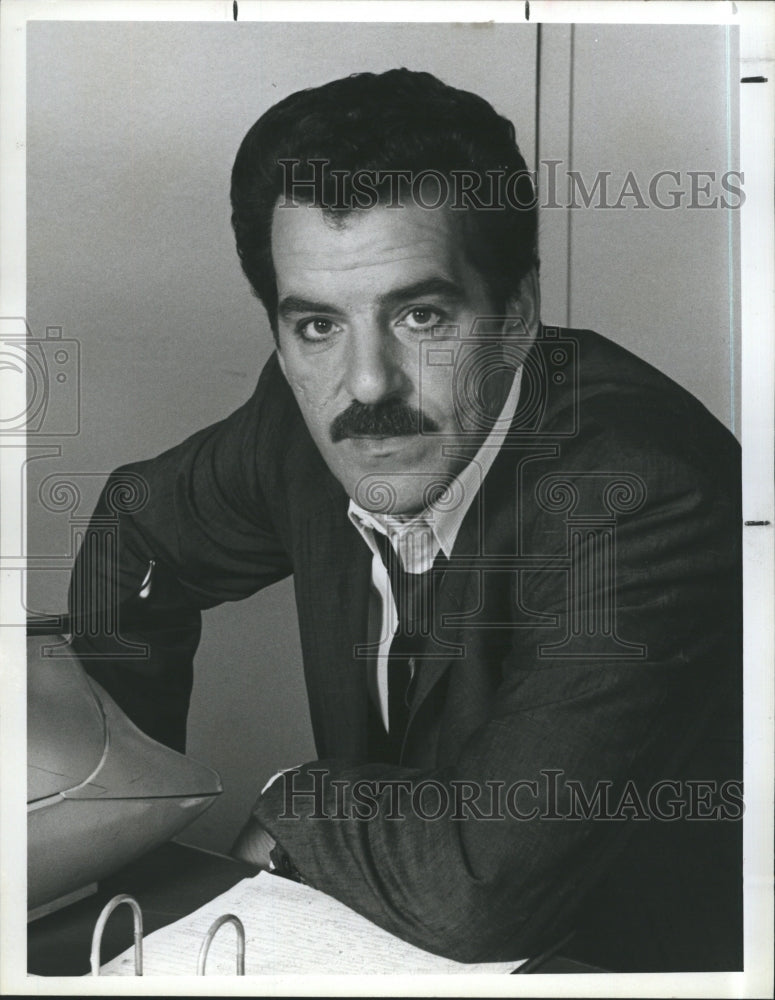 1986 Press Photo Dennis Farina Stars In Crime Story - Historic Images