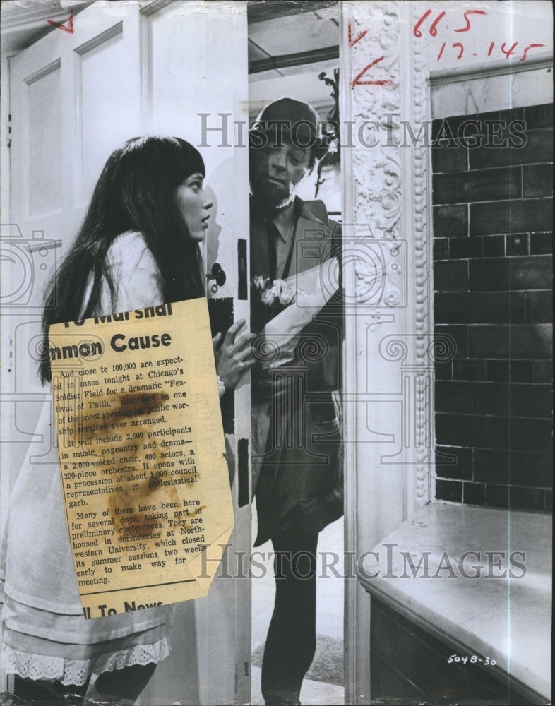 1968 Press Photo Mia Farrow & Robert Mitchum Star In Secret Ceremony - Historic Images