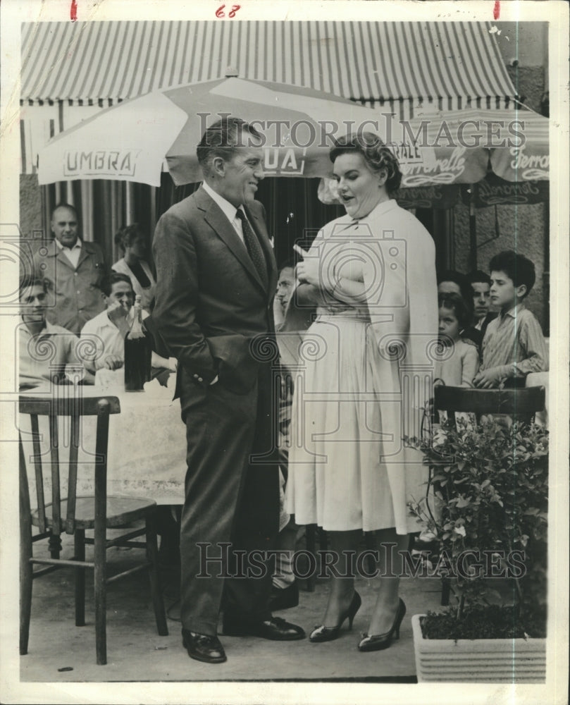 Press Photo Eileen Farrell Talks With Ed Sullivan In Italian Cafe - Historic Images