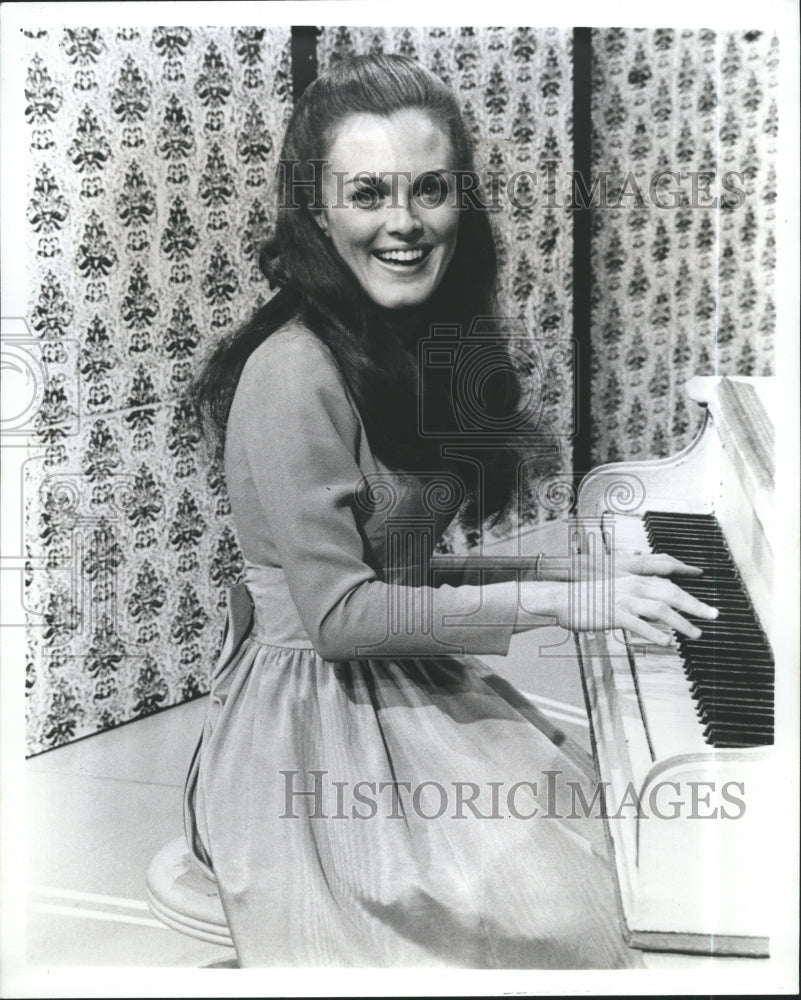 1972 Press Photo Gail Farrell Lawrence Welk Show Music Composer - Historic Images