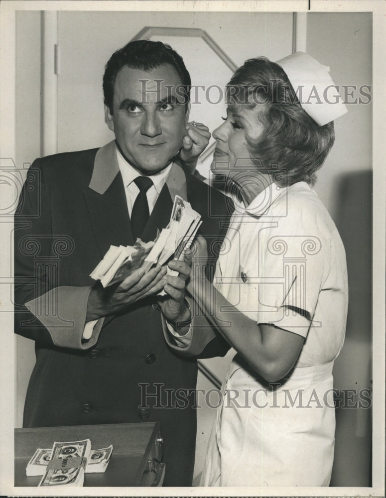 1964 Press Photo Bill Dana and Barbara Stuart &quot;The Bank Holdup&quot; - Historic Images