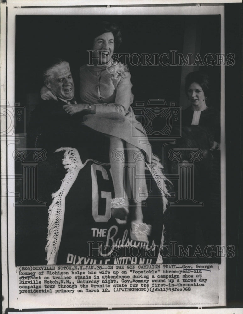 1968 Press Photo Gov. George Romney Of Michigan Helping Wife Up On Popsicle - Historic Images