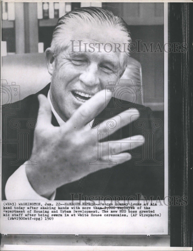 1969 Press Photo George Romney Shakes Hands Of 3,000 Employees Of HUD - Historic Images