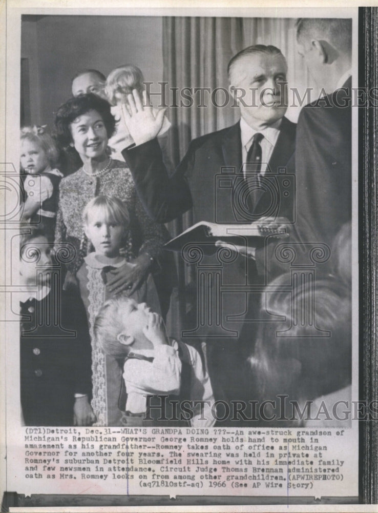 1967 Press Photo George Romney Gov Of MI Takes Oath Of Office In Detroit MI - Historic Images